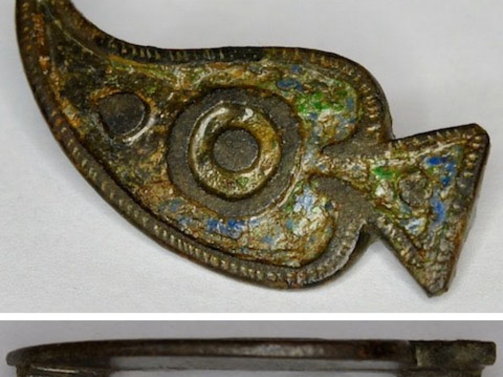 Romeinse figuurfibula (bladvorm) met glaspasta