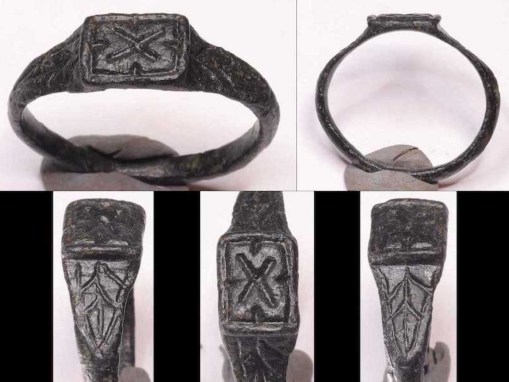 Zeldzaam Merovingische ring met een mooi kruismotief