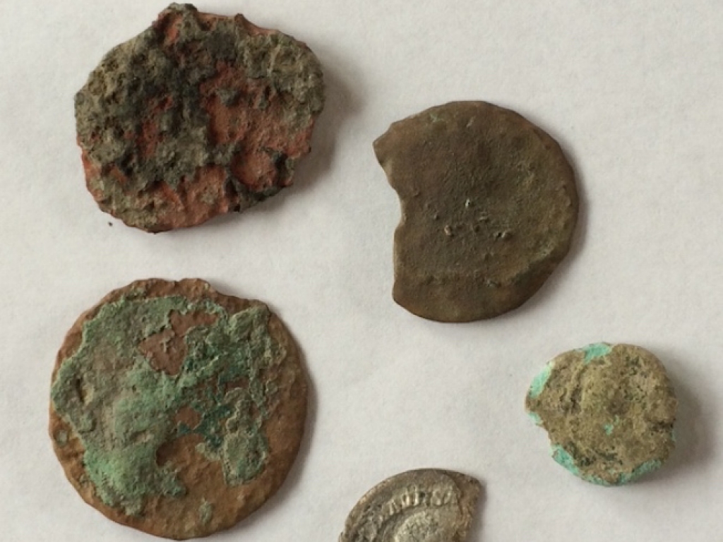 Versleten en kapotte Romeinse munten waarvan ook een zilveren