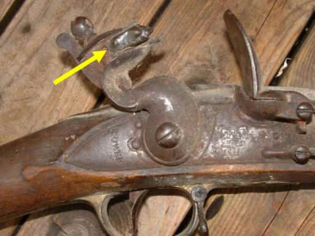De vuurketshouder met vuursteentje werd in de haan van de musketpistool geplaatst