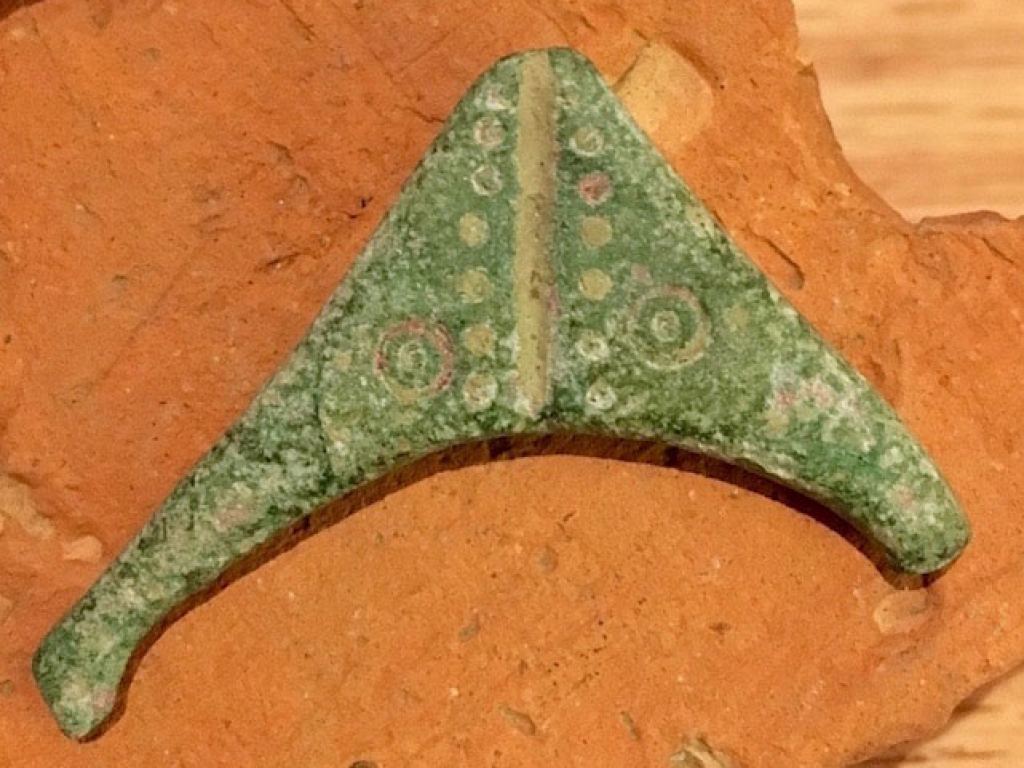Middeleeuws gesp met puntcirkel versiering (fragment) 