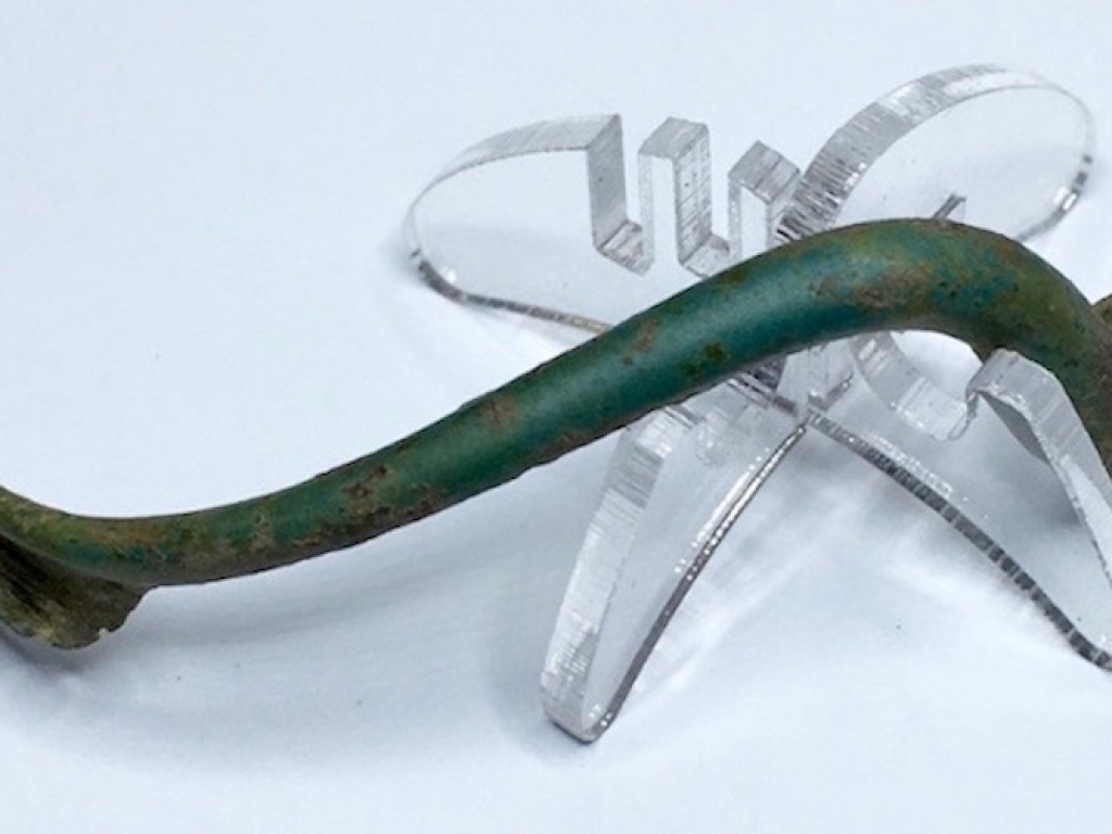 Romeinse draadfibula met een prachtige patina