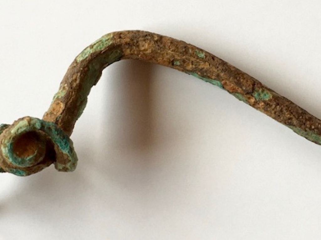 Romeinse draadfibula zonder naaldhouder maar met een klein stukje naald