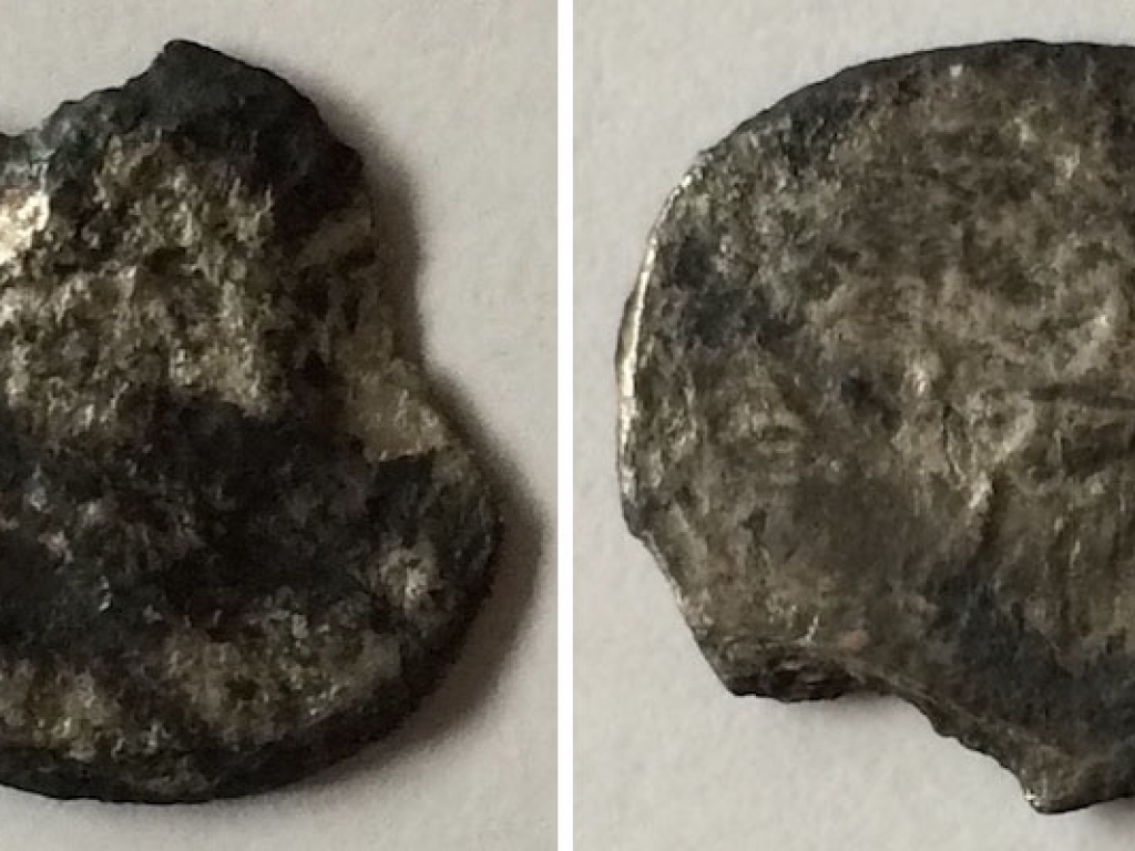 Versleten en kapotte Romeinse zilveren munt 