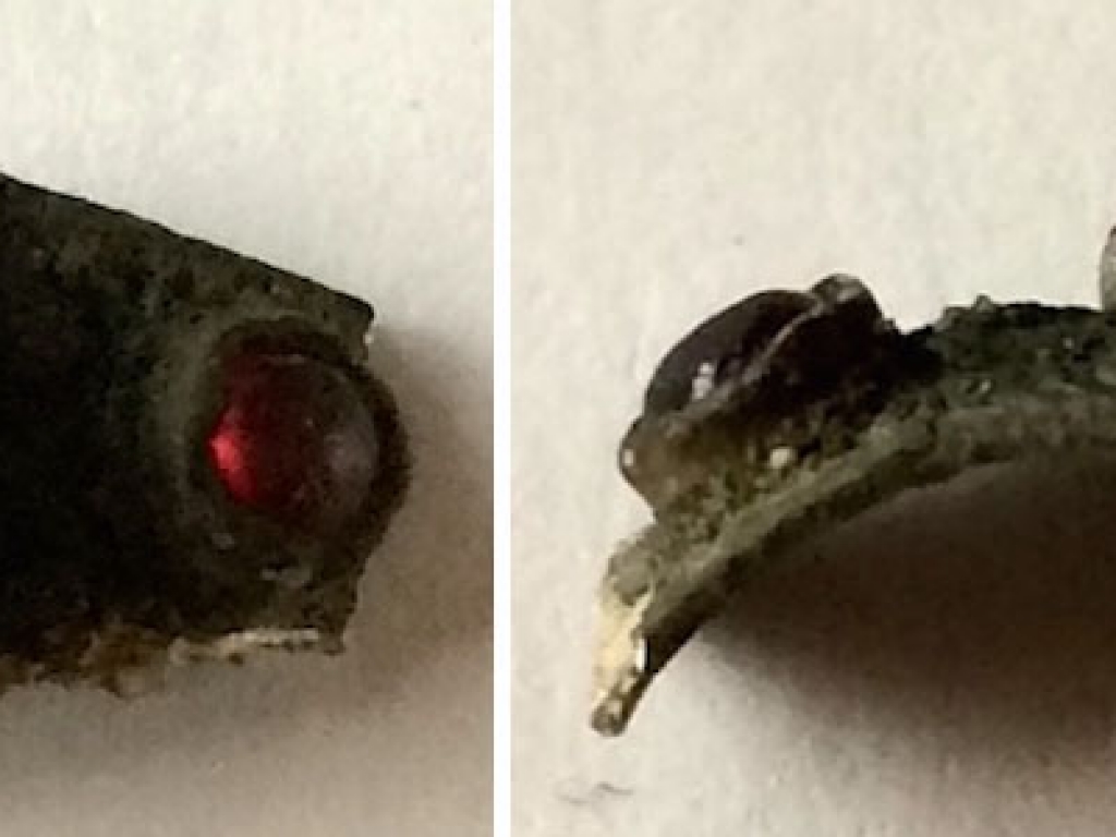 Fragment zilveren ring met drie rode steentjes