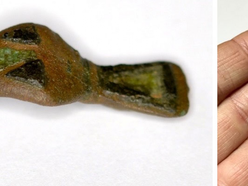 Romeinse hulsscharnierfibula met glaspasta (naald ontbreekt)
