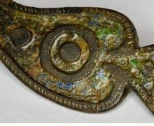 Romeinse figuurfibula (bladvorm) met glaspasta