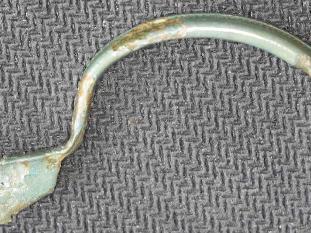 Romeinse draadfibula met bandvormige beugel en voetknop