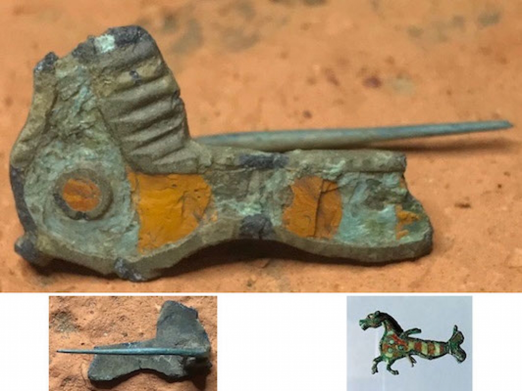 Zeldzaam Romeinse zoömorfe fibula fabeldier Hippocampus (zeepaardje) met glaspasta en naald