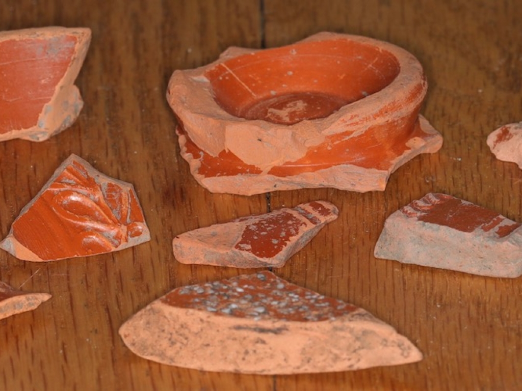 Romeins aardewerk Terra Sigillata met stukjes versiering