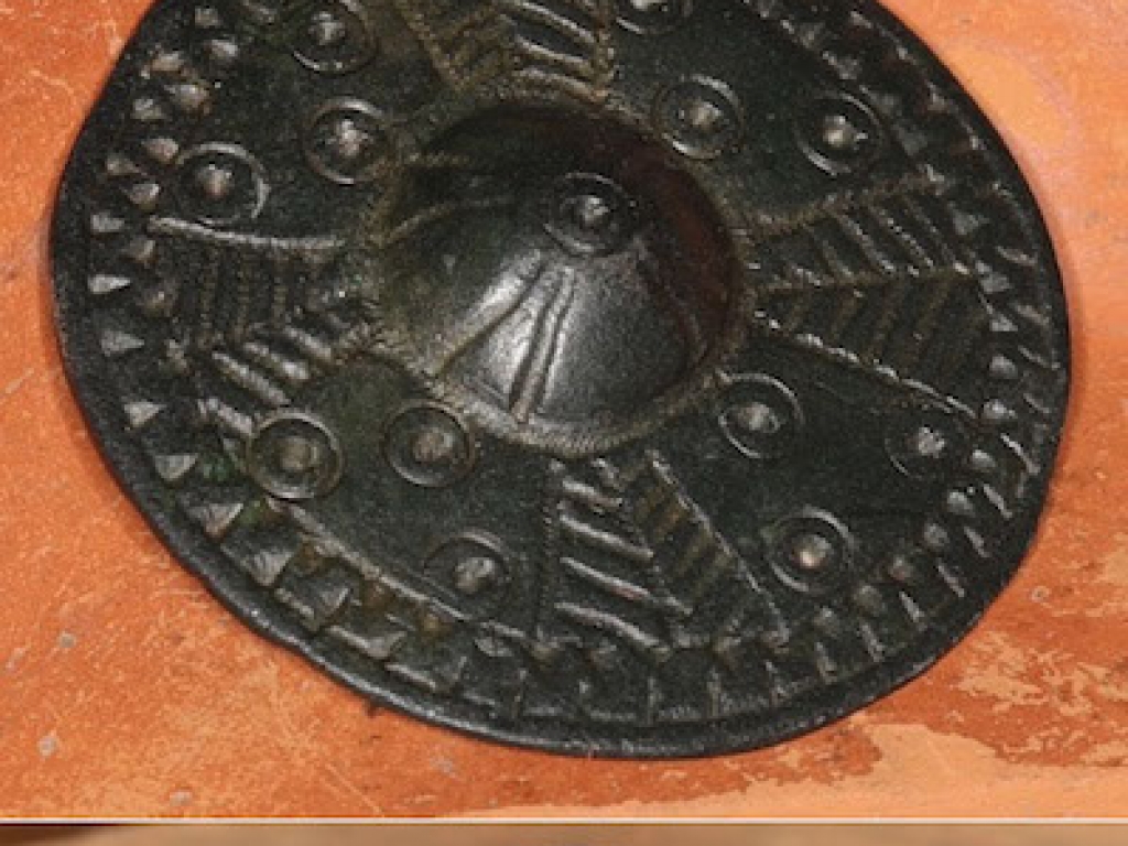 Zeldzame Merovingische schijffibula met puntcirkelversiering en kruismotief (Umbo)