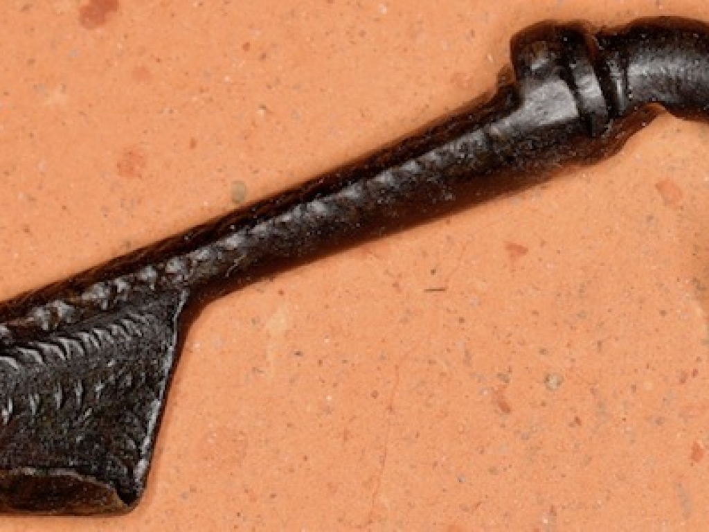 Zeldzame Romeinse knikfibula met versiering, variant Heeren type 17a1