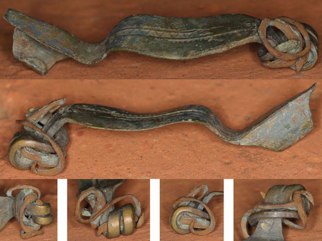 Romeinse draadfibula met breed uitgehamerde bandvormige beugel met reparatie