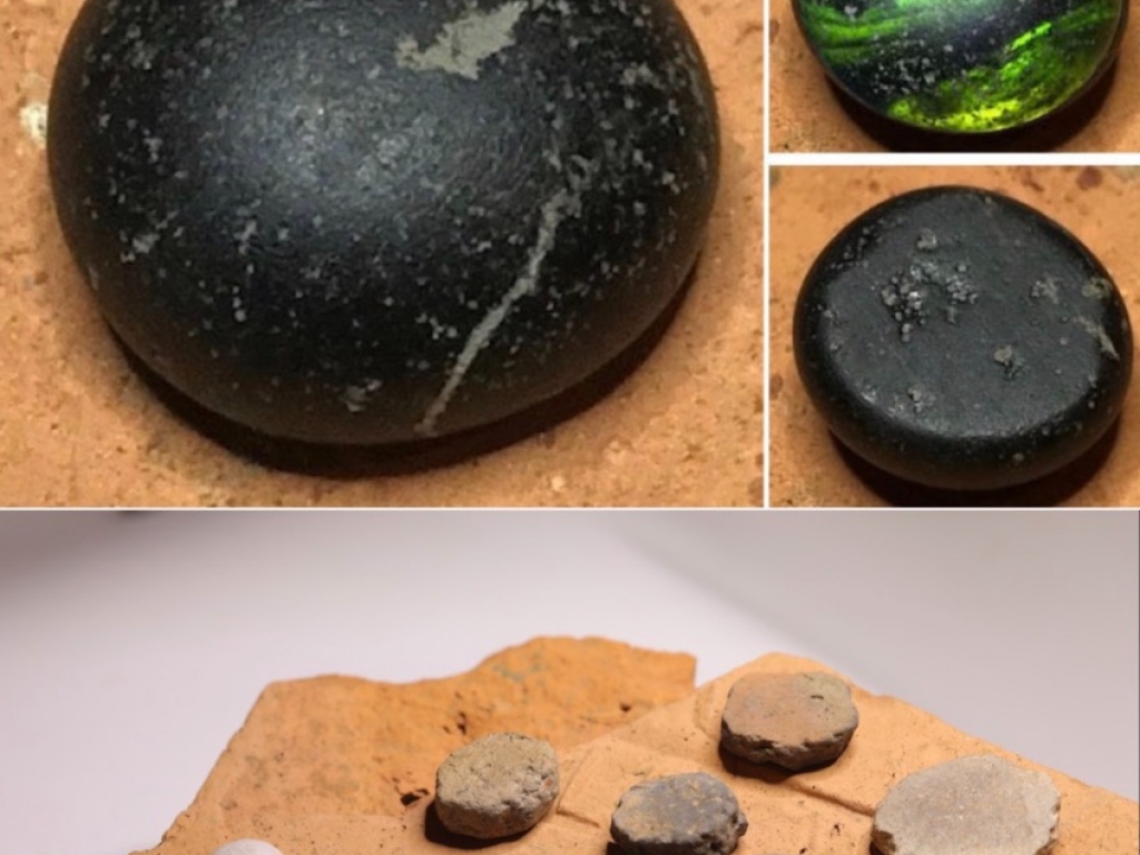 Romeinse speelschijfjes van steen (latrunculi) en glas