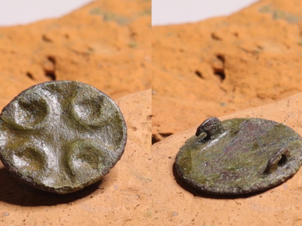 Karolingische schijffibula met kruismotief (mantelspeld) - glaspasta helaas niet meer aanwezig