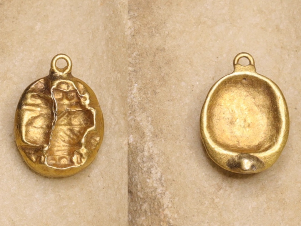 Zeldzaam Merovingisch gouden hangertje met een Wodan afbeelding
