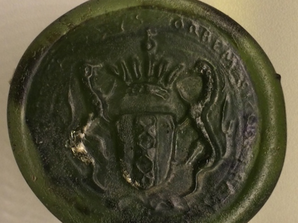 Prachtige glaszegel van een wijnfles met het wapenschild van Amsterdam (voorzijde)